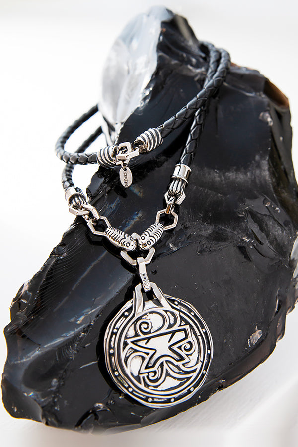 Alternative view of Amulet of Zenithar